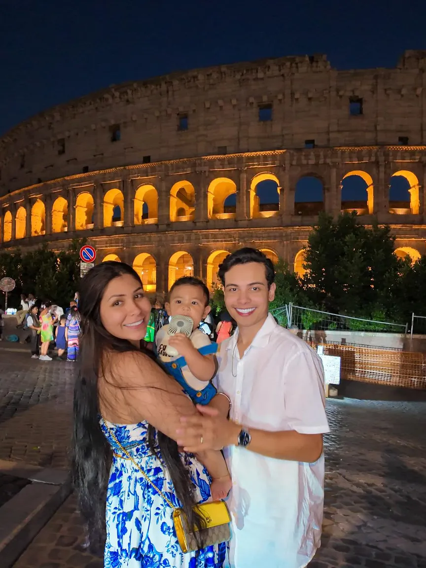 Thiago Hora com a família em frente ao Coliseu, à noite